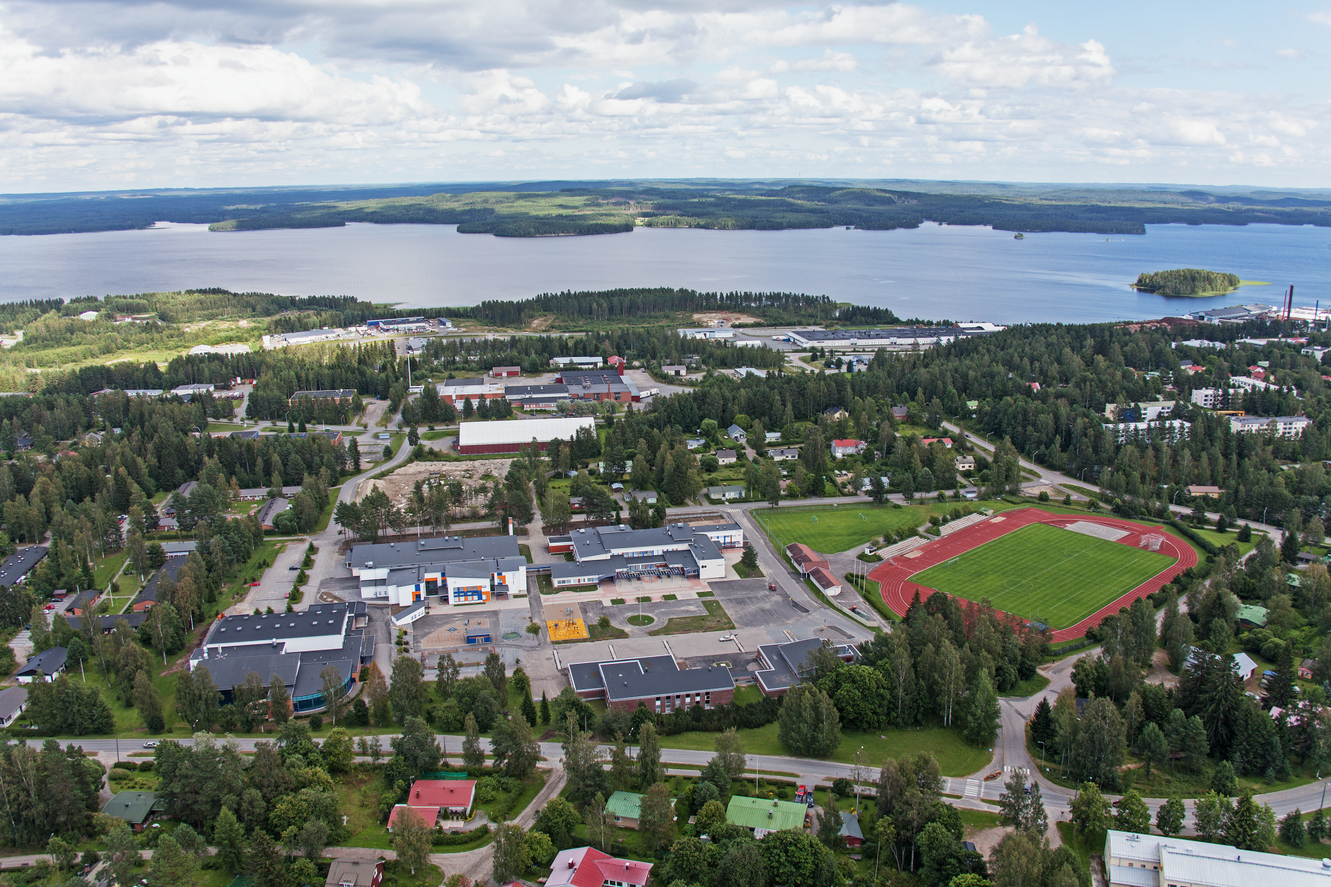 Koulukeskuksen alue ilmasta kuvattuna. Keskusurheilukenttä oikealla ja taustalla Keitelejärvi.