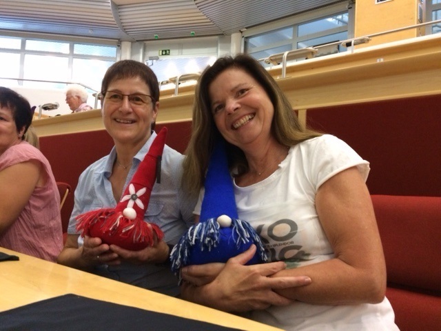 Viitasaaren kaupungin ystävyyskunta Schlangenin edustajat Brigitte ja Sabrina kiittävät kaupungin lahjoista ystävyyskuntavierailulla