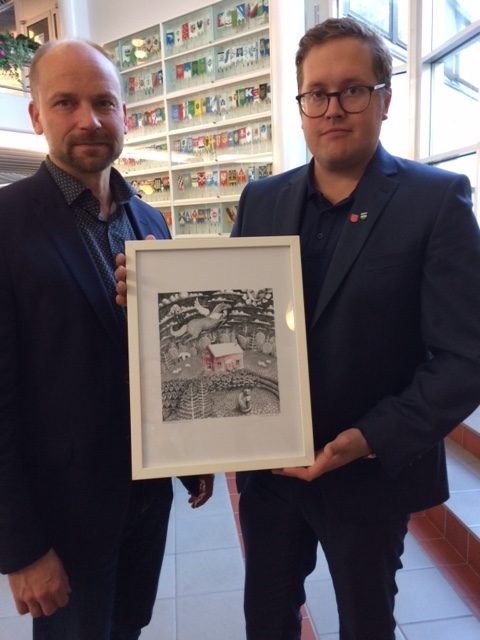 Jimmy Lindberg Storumanin ystävyyskunnasta luovuttaa lahjan ja Janne Kinnunen vastaanottaa lahjan Viitasaaren kaupungin puolesta