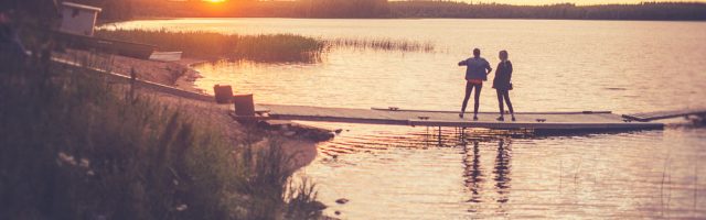 Auringonlasku ja laiturilla ihmisiä