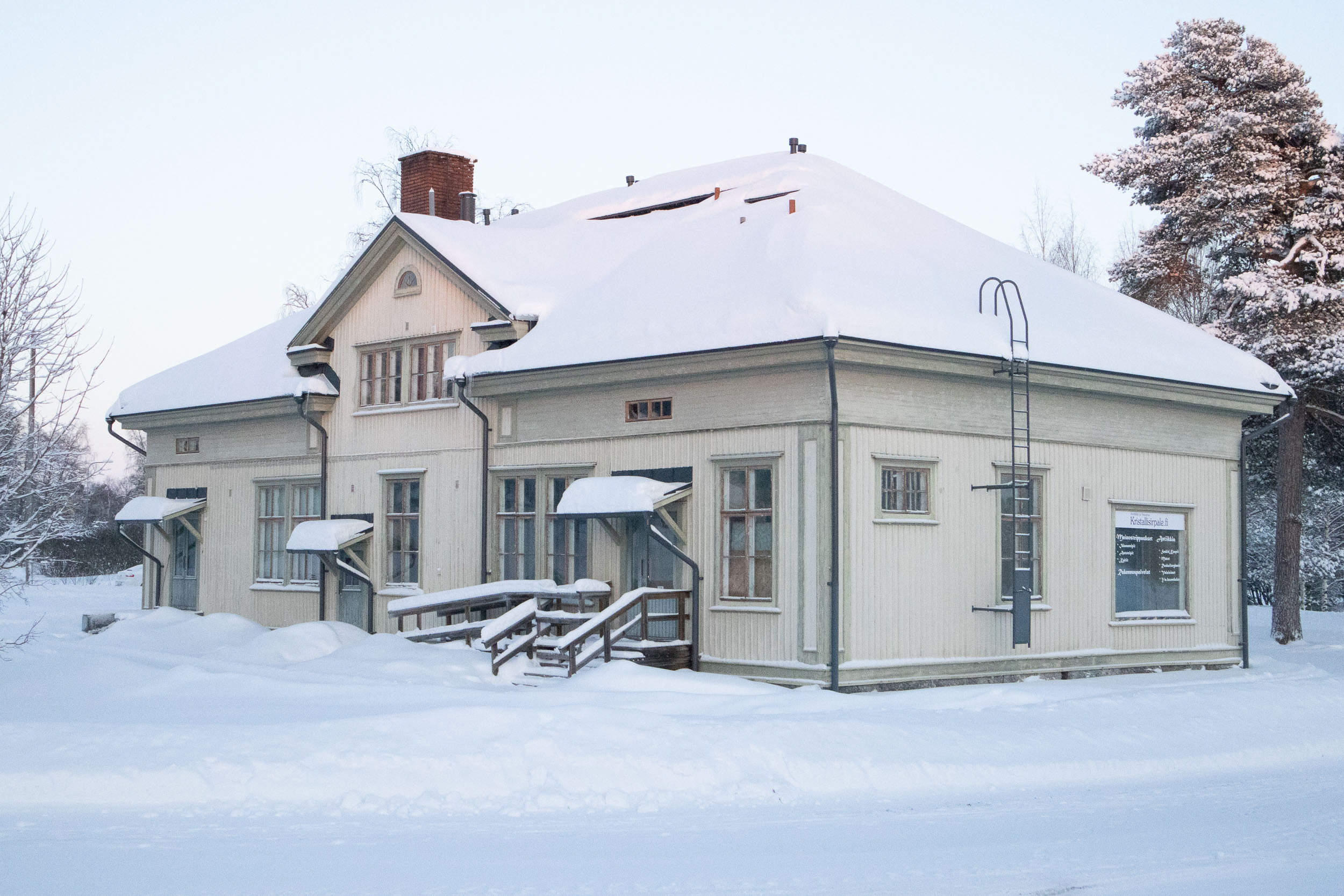Rakennus ulkoa kuvattuna talvella
